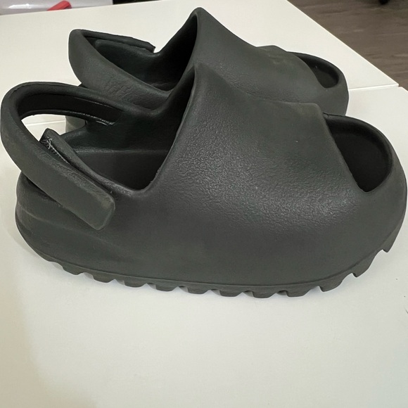 Yeezy Slides - Black 7K - Toddler - Picture 1 of 5